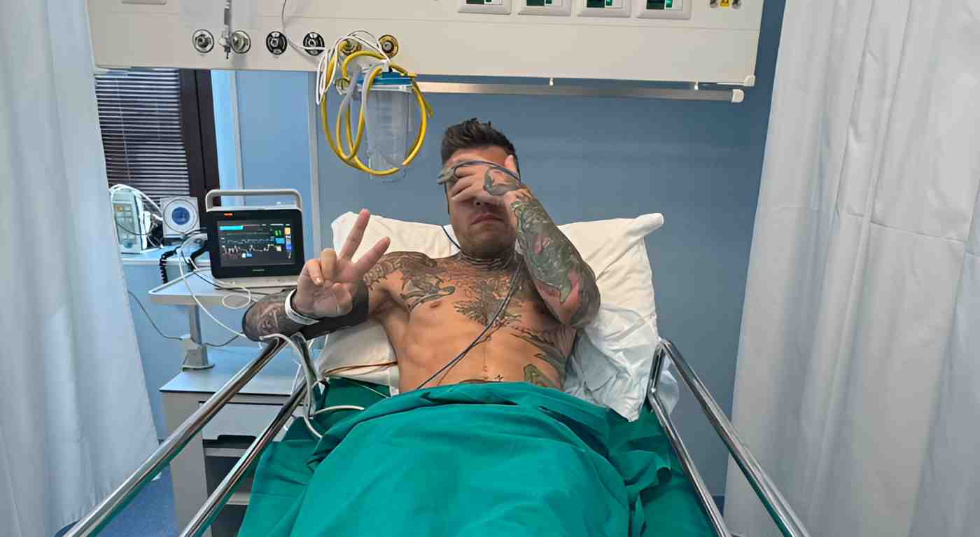 Fedez in ospedale per un'emorraggia interna, su Instagram la bordata a Chiara Ferragni