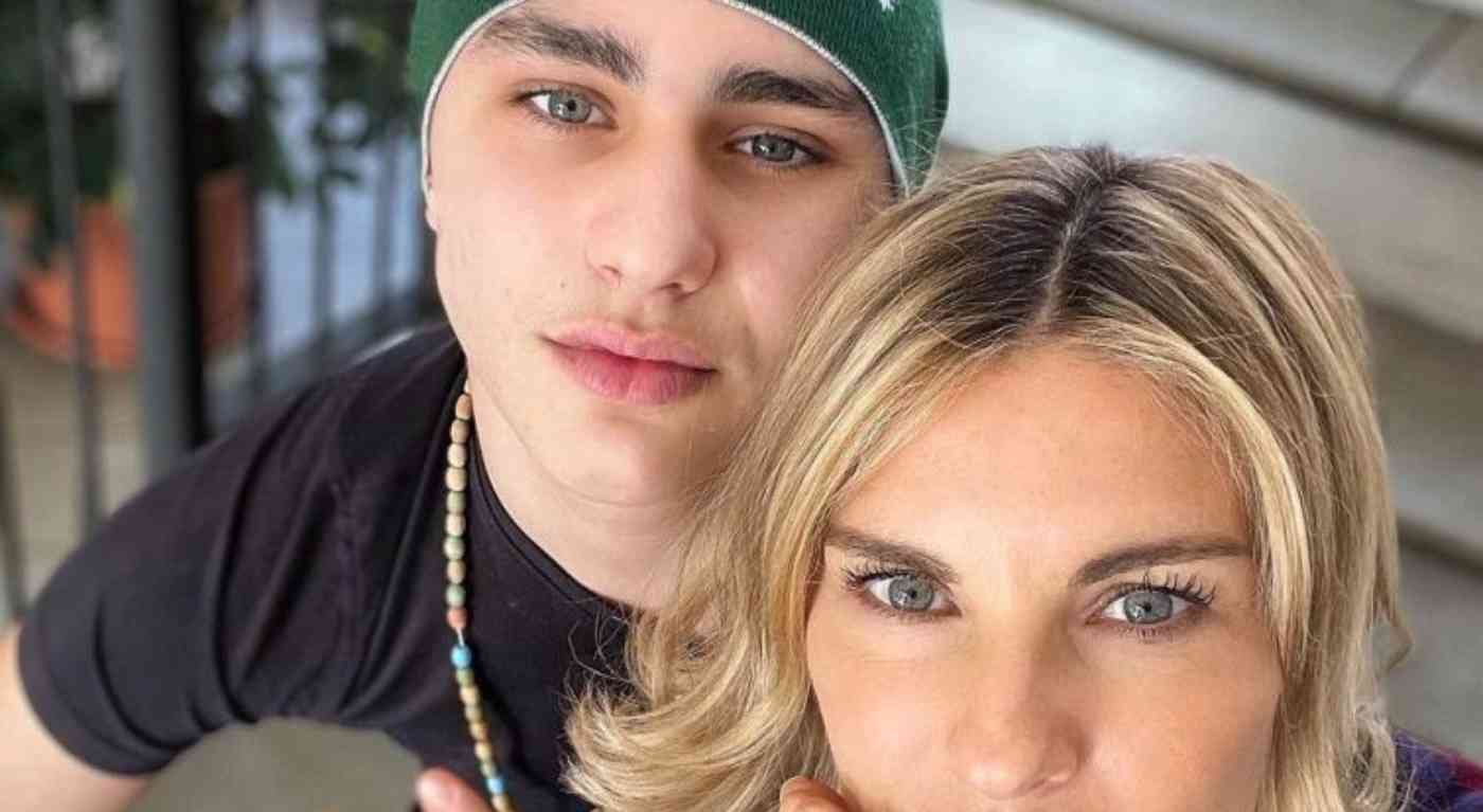 Martina Colombari e le foto in costume: il figlio interviene e le chiede di coprirsi