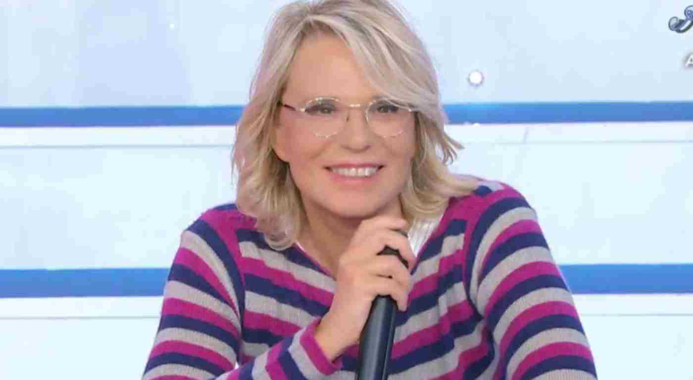 Maria De Filippi mostra un look inaspettato: si è rifatta il seno? | FOTO