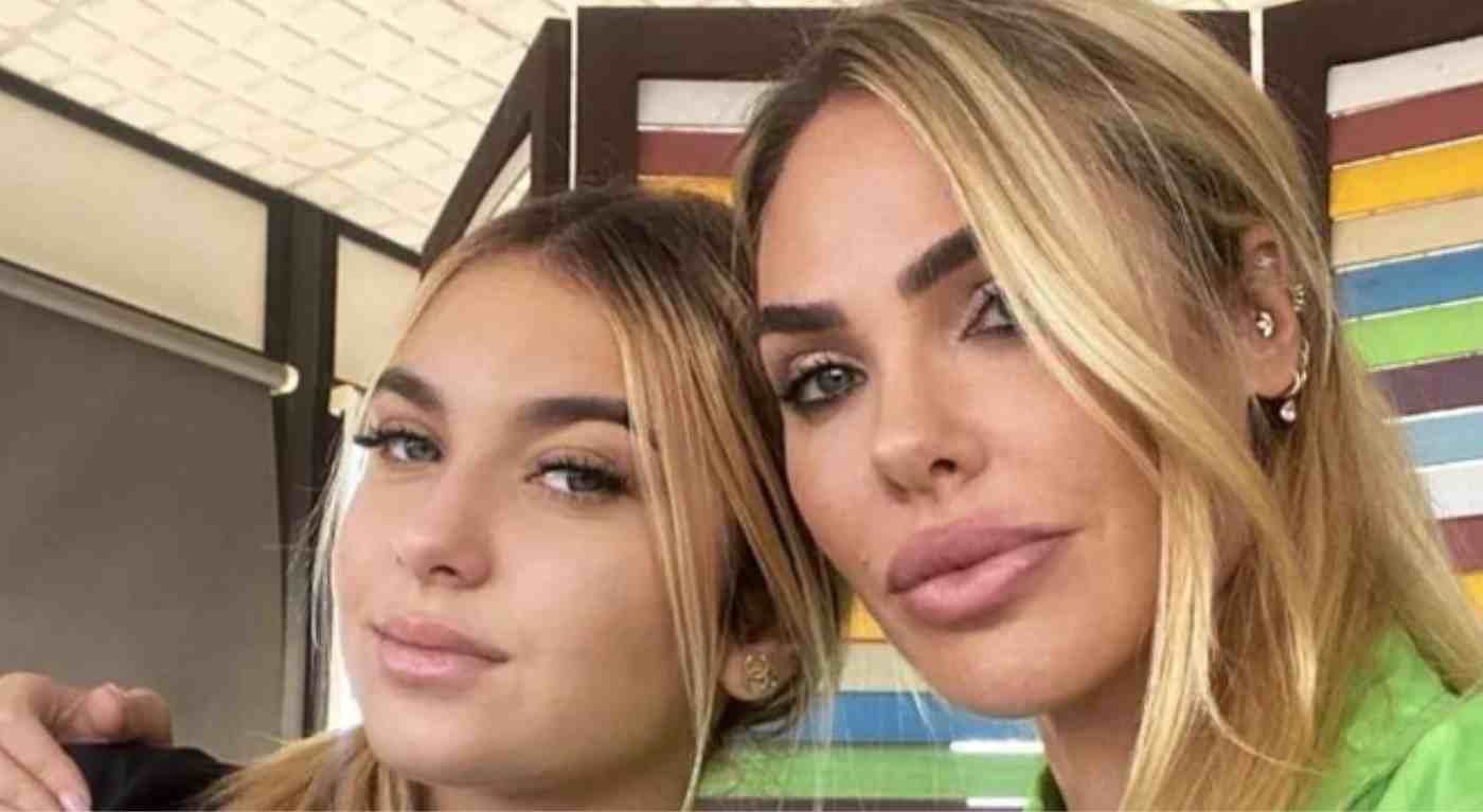 Ilary Blasi e Chanel Totti mozzafiato: sembrano sorelle nel nuovo selfie in costume