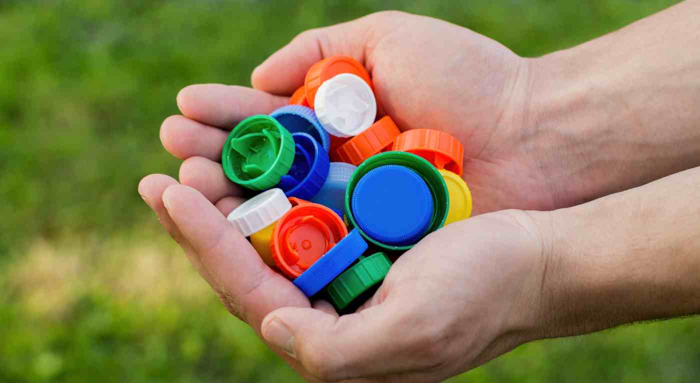 Tappi delle bottiglie attaccati ora obbligatori: Roma nel mirino delle nuove norme europee