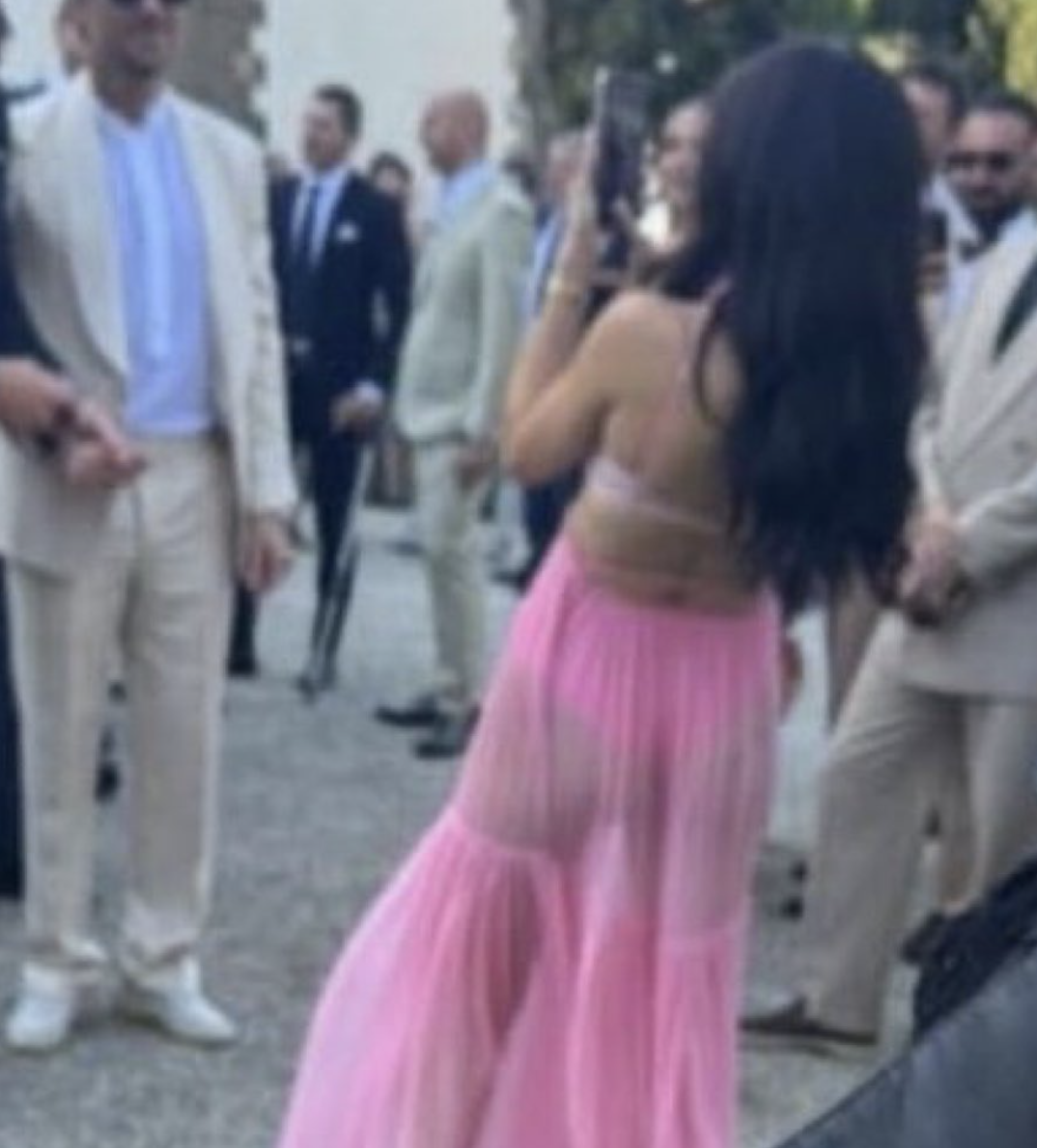 De Lellis al matrimonio di Cecilia e Ignazio, è polemica sul vestito: si vedevano le mutande