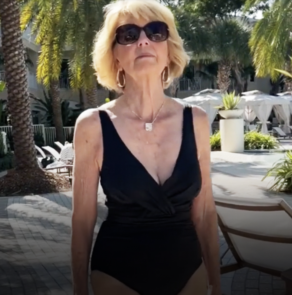 Donna di 76 anni sfida gli hater e indossa un costume da bagno in risposta alle critiche sul corpo