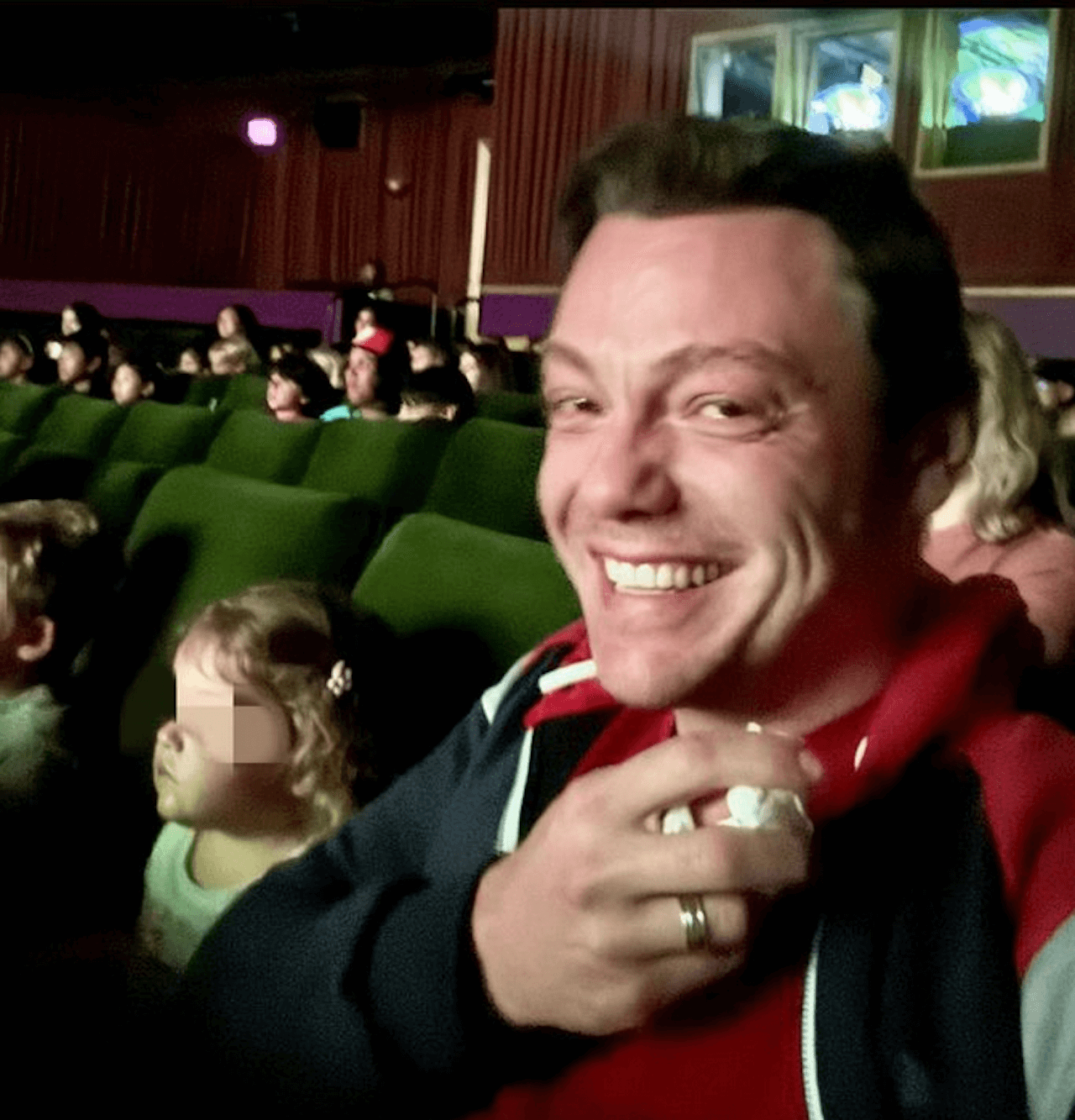 Tiziano Ferro non si trattiene: piange per tutto il film al cinema con i suoi figli | Ecco cos'ha visto