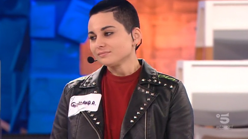 Ex cantante di Amici perde la pazienza: ‘Cercami su Wikipedia’ risponde a chi non la riconosce