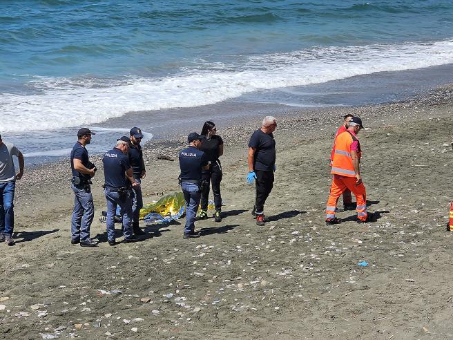 Tragedia a Ferragosto: giovane trovato morto sulla spiaggia di Chiatona