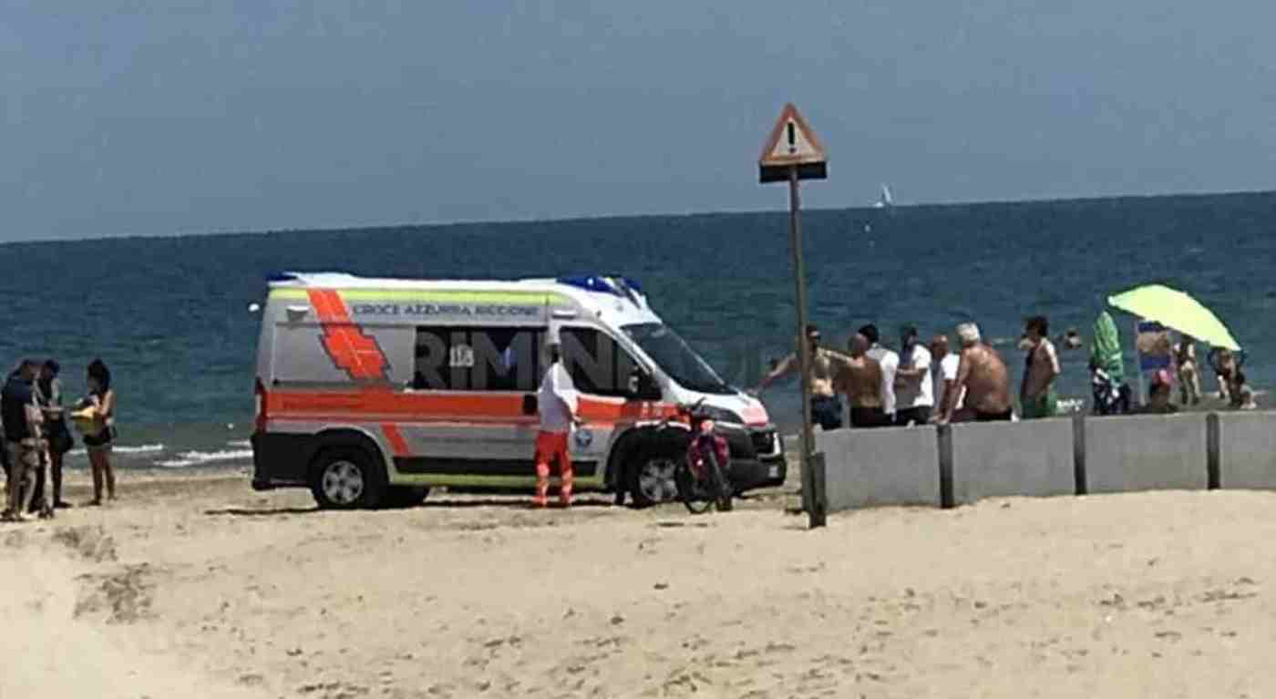 Tragedia a Ferragosto: giovane trovato morto sulla spiaggia di Chiatona