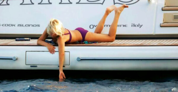 Vita da VIP: Maria De Filippi sbanca una cifra assurda a settimana per il suo Yacht di Lusso