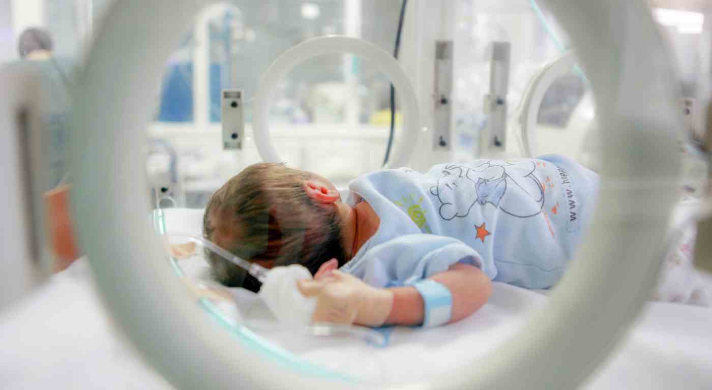 Orrore a Padova, papà tortura il figlio neonato in ospedale: “Voleva l’invalidità”