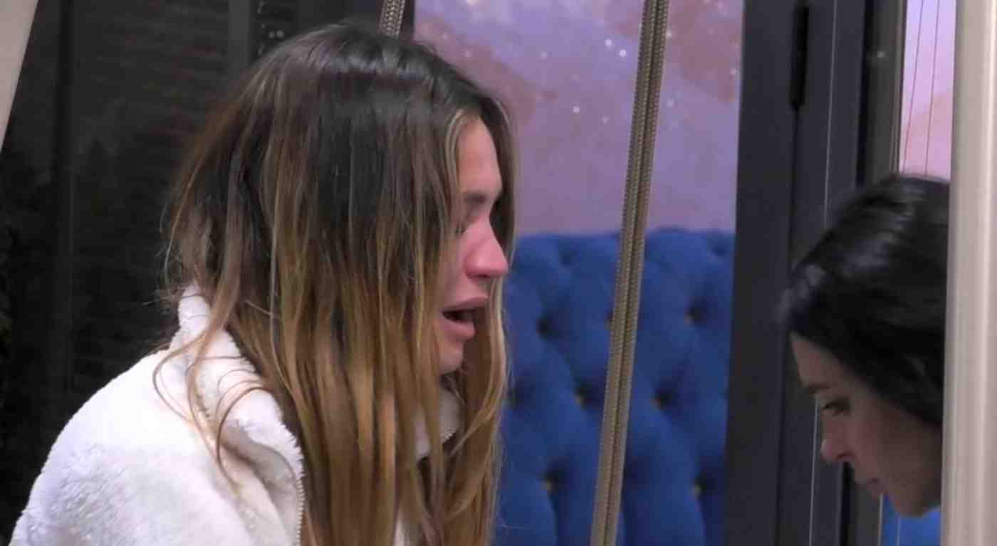 Helena in lacrime al GF