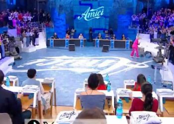 “Fuori l’unico vero artista” Bufera su Amici 24, esplode la protesta contro De Filippi e la giuria