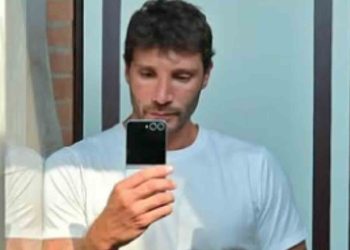 Innamorato e senza nascondersi: Stefano De Martino e la nuova fiamma, arriva il bacio