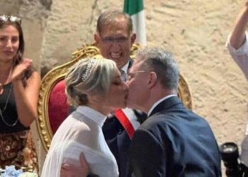 “Hanno detto sì”. Nozze a 61 anni per un membro del governo: cerimonia officiata da La Russa