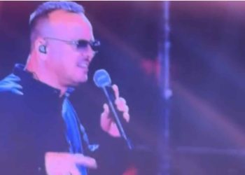 “Non posso più stare zitto”: il gesto di Gigi D’Alessio durante il concerto lascia tutti in silenzio