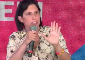Elly Schlein tra contestazioni e consensi: serata complicata alla Festa del Fatto