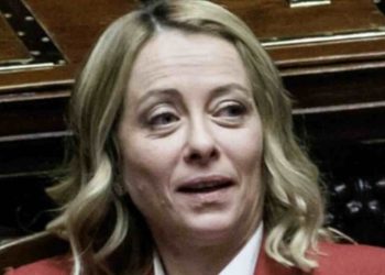 Tacchi dorati, gioielli e regali di lusso: all’asta i doni ricevuti da Giorgia Meloni